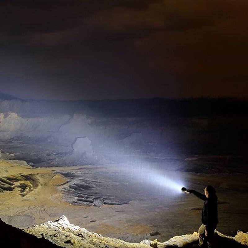 Hochleistungs-Taschenlampe mit 3000-5000 Lumen und Akku -    Zorenza