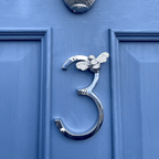 Hausnummer mit Biene – Elegantes Türschild aus Metall -    Zorenza