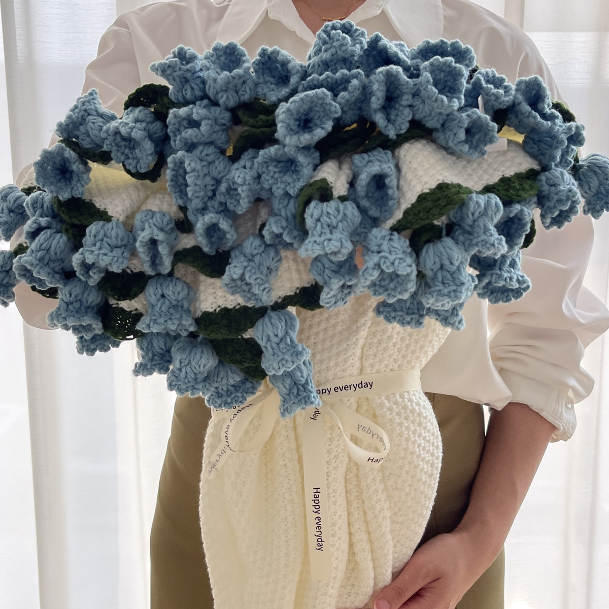 Blumenstrauß-Decke mit gehäkelten Blüten – Handgefertigt -    Zorenza