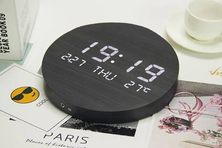 Digitale Wanduhr im skandinavischen Design Zorenza