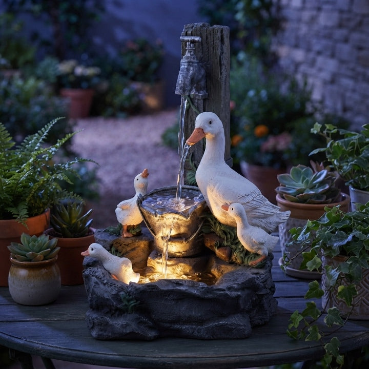 Solar-Tischbrunnen mit Tierfigur (Ente oder Eichhörnchen) & LED-Beleuchtung, 15 cm -    Zorenza