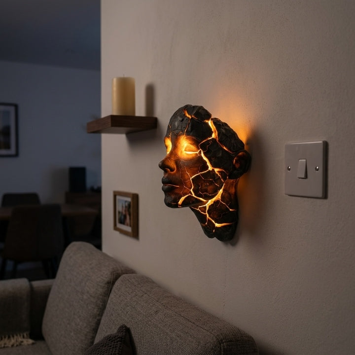 Wandleuchte Gesichts-Skulptur mit LED-beleuchteten Rissen -    Zorenza