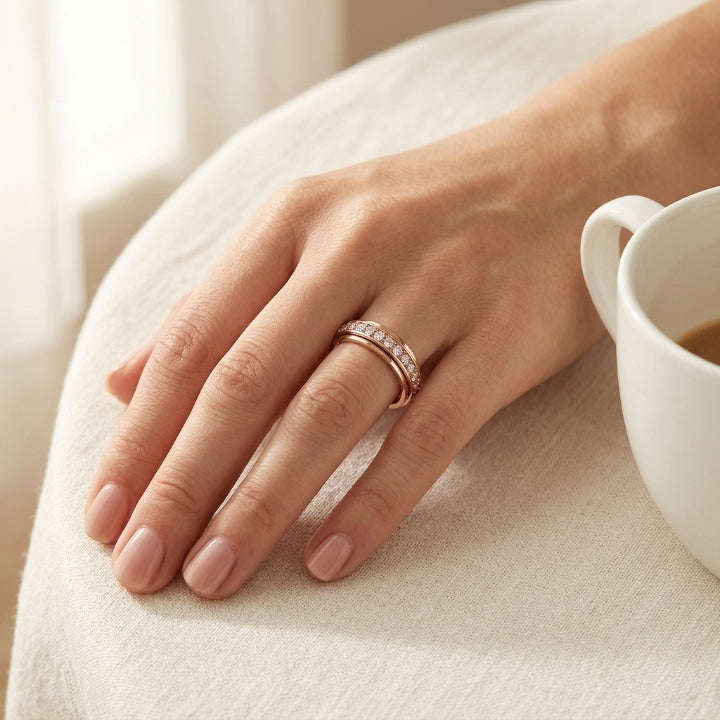 Drehring mit Zirkonia, Titanstahl, 6 mm breit, Silber, Gold oder Roségold -    Zorenza