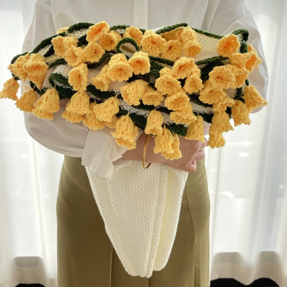 Blumenstrauß-Decke mit gehäkelten Blüten – Handgefertigt -    Zorenza