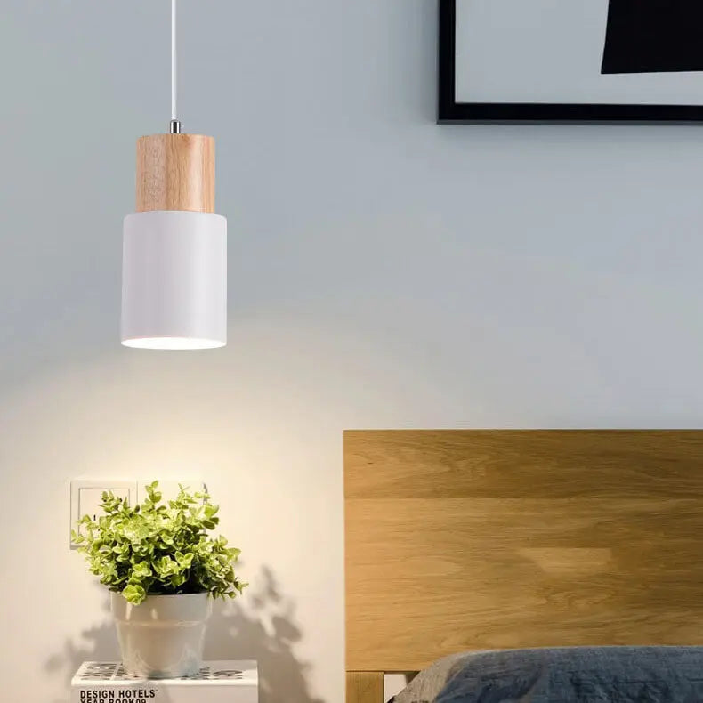 Pendelleuchte aus Metall und Holz Zorenza
