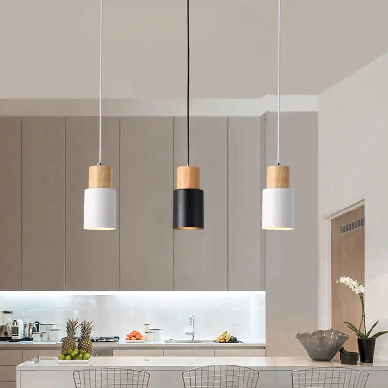 Pendelleuchte aus Metall und Holz Zorenza