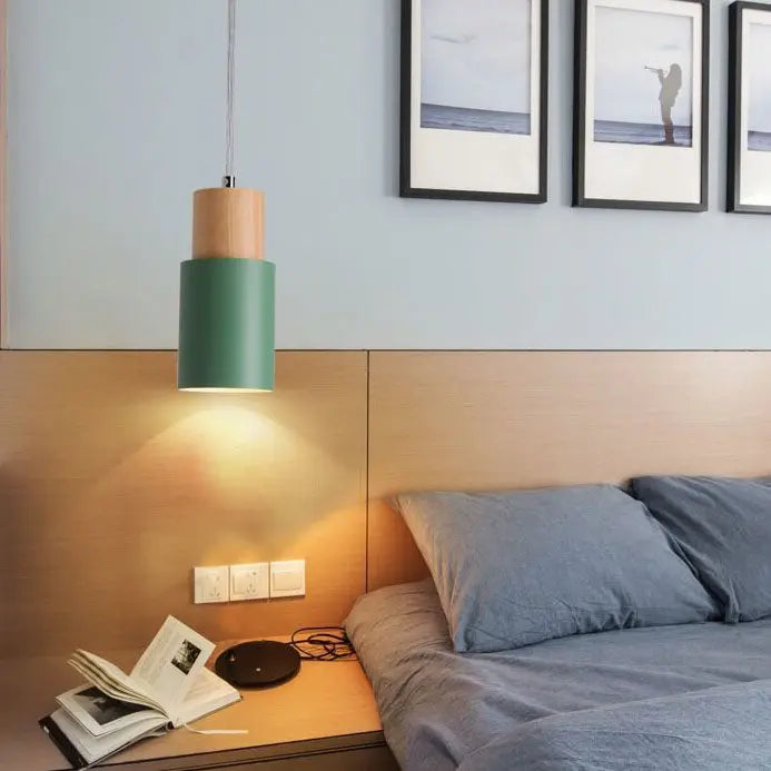 Pendelleuchte aus Metall und Holz Zorenza