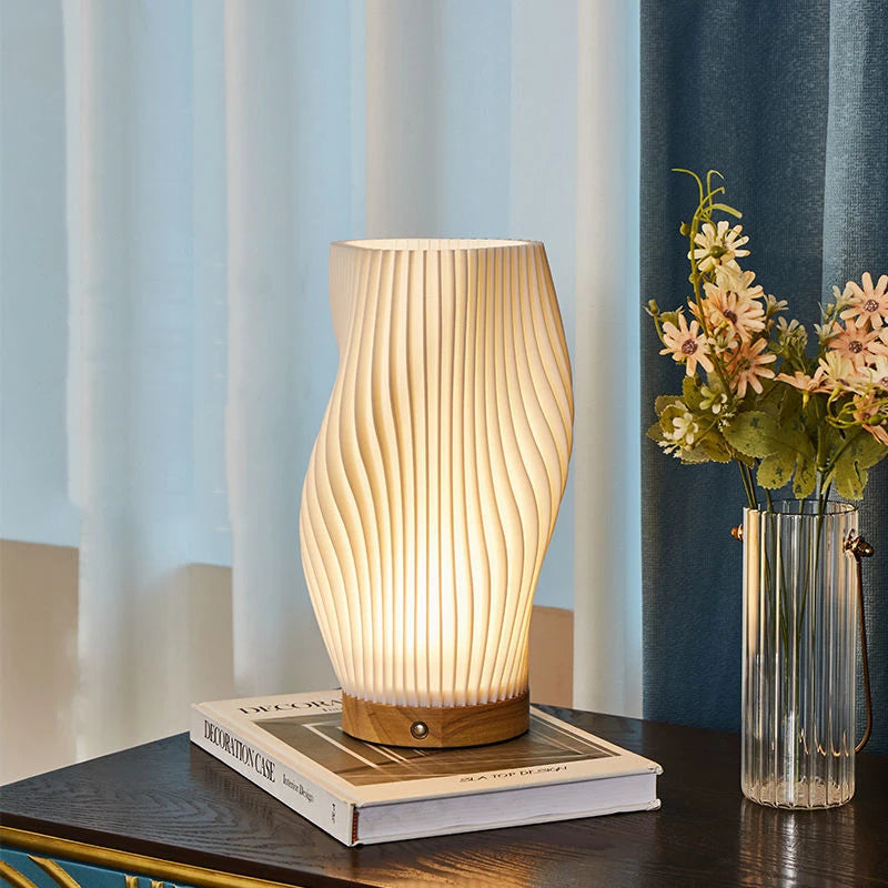 Tischleuchte mit Wellendesign und LED-Licht -    Zorenza
