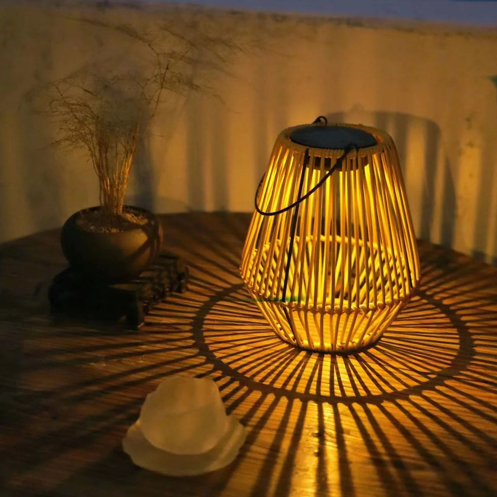 Solar-Laterne aus Rattan mit LED - Automatischer Dämmerungssensor -    Zorenza