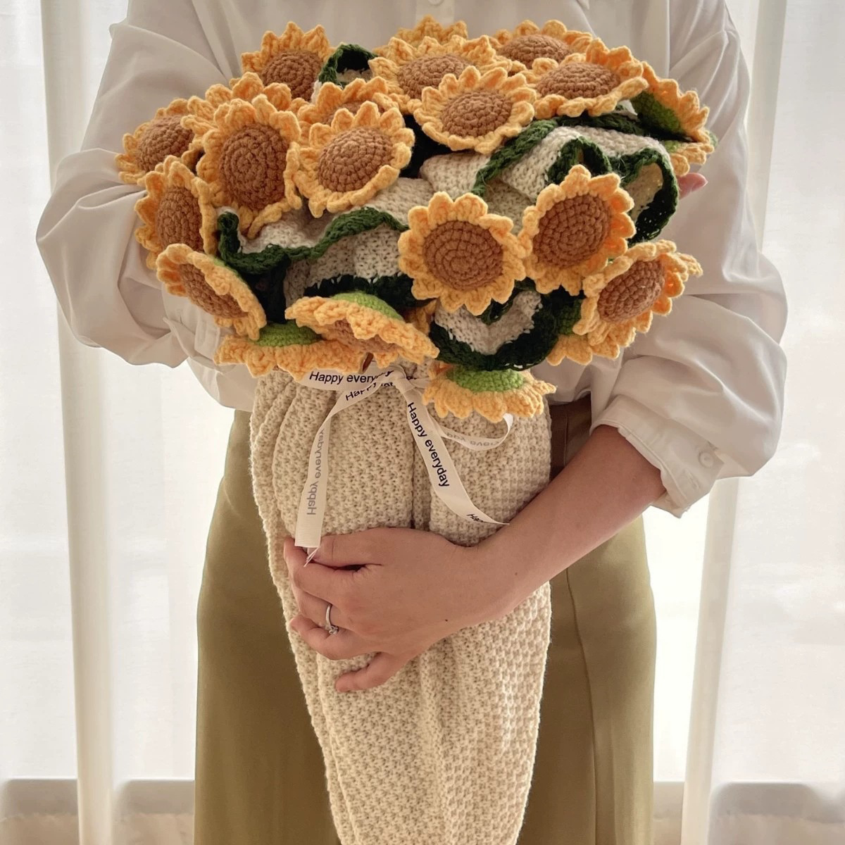 Blumenstrauß-Decke mit gehäkelten Blüten – Handgefertigt -    Zorenza