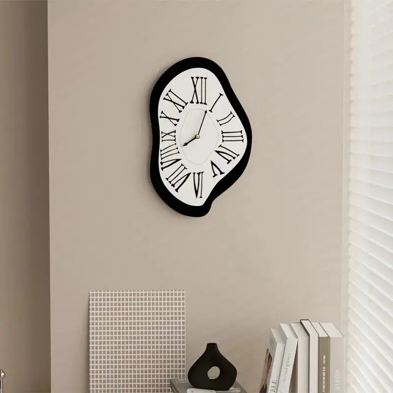 Surrealistische Wanduhr mit römischen Ziffern Zorenza