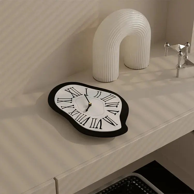 Surrealistische Wanduhr mit römischen Ziffern Zorenza