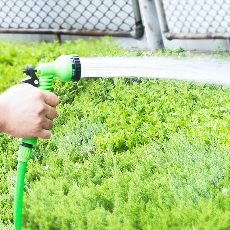 Flexibler Gartenschlauch mit Spritzdüse – 3-fach dehnbar -    Zorenza